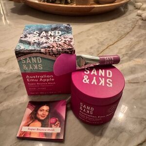 Sand & Sky Emu Apple Mask with Pink Applicator